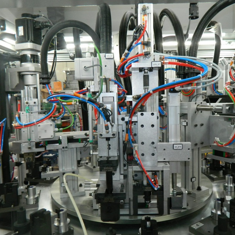 Máy lắp ráp hoạt động như thế nào? Giải mã quy trình từ A đến Z 3 Khám phá máy lắp ráp hoạt động như thế nào. Hiểu rõ quy trình từ A đến Z, từ cấp phôi đến đóng gói, để thấy được sức mạnh của tự động hóa trong sản xuất.