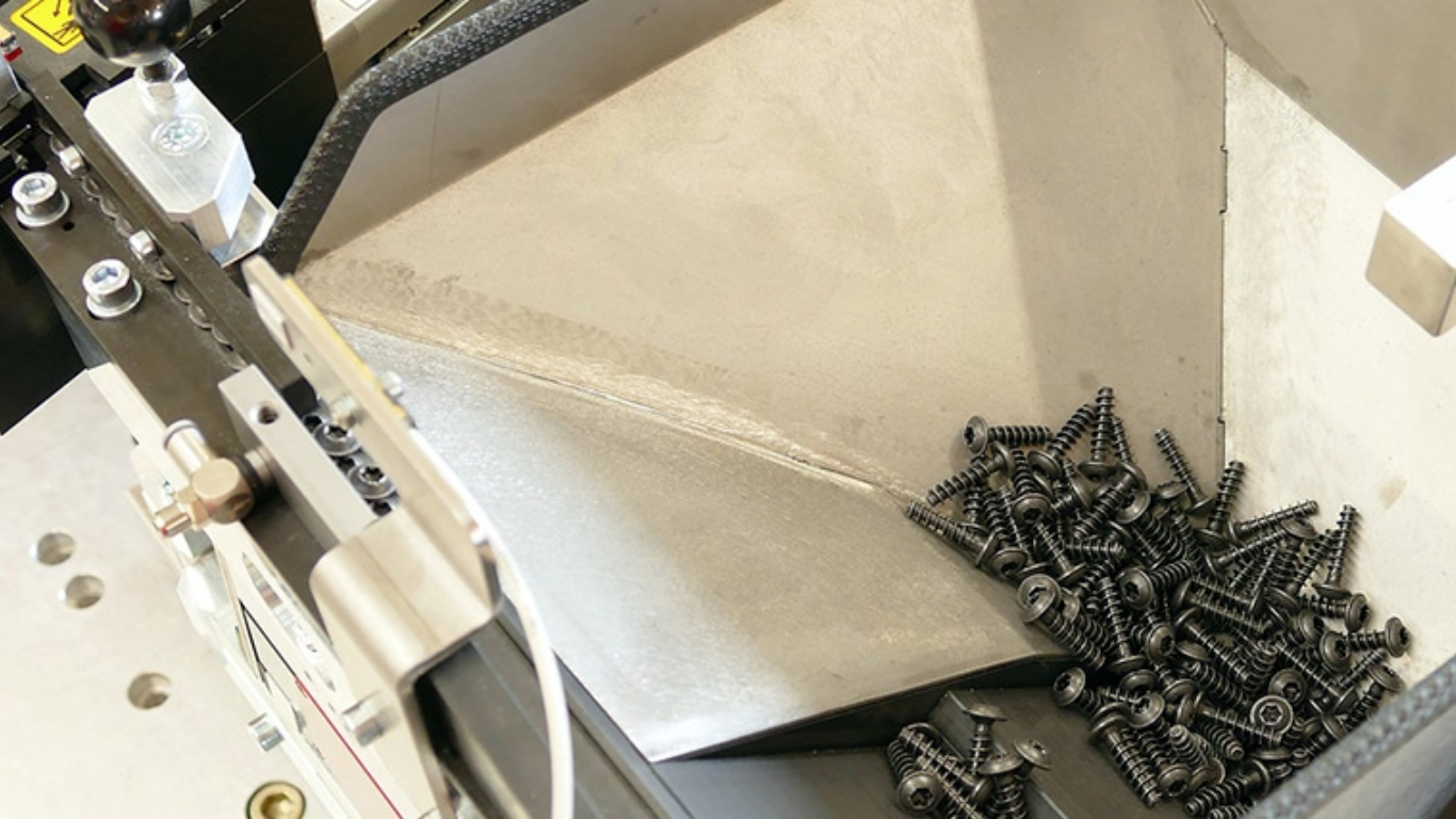 Bộ cấp phôi bậc thang cho bu lông: Giải pháp vận chuyển phôi nặng tối ưu, ít ồn và bền bỉ 3 Cấu tạo chuyên biệt cho bu lông trọng lượng lớn