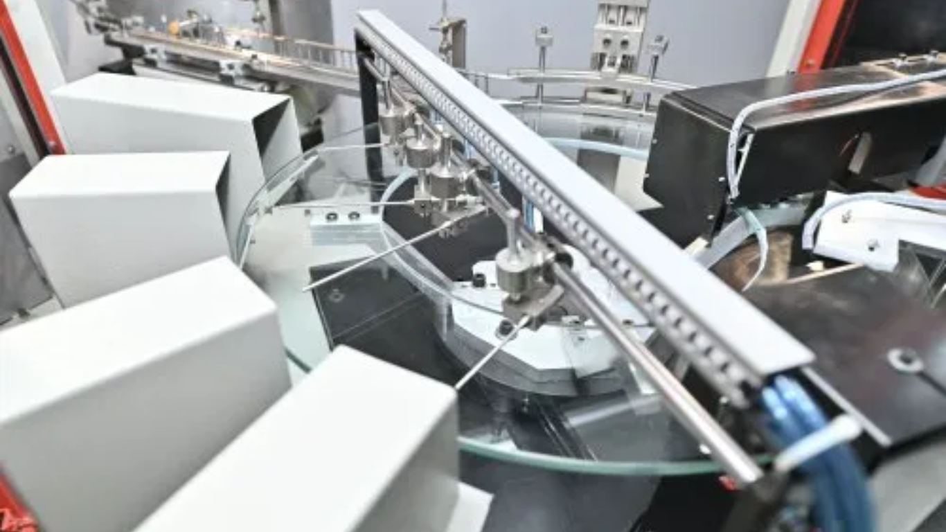 Máy phân loại sản phẩm: Tự động hóa kiểm soát chất lượng 100% 2 Cơ chế vận hành và loại bỏ sản phẩm (Tay của Hệ thống)