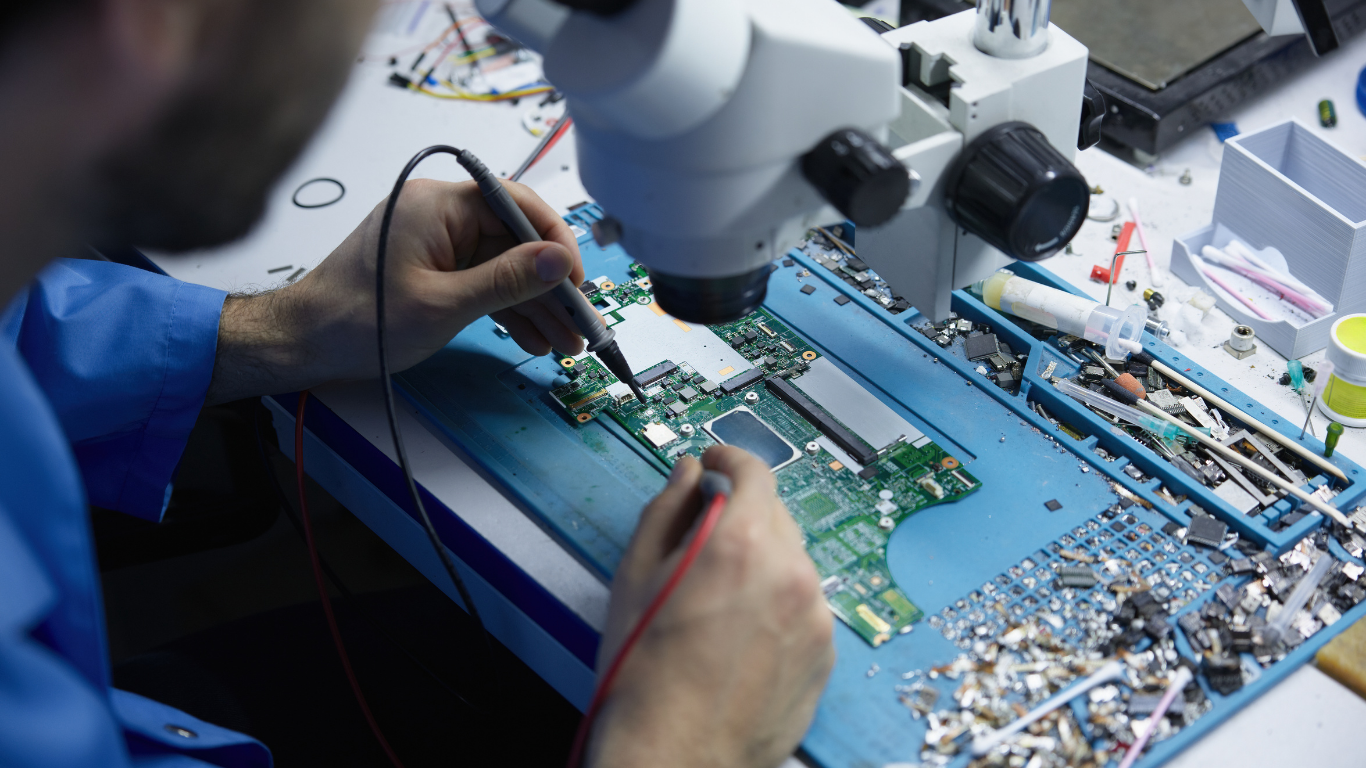 Máy lắp ráp thủ công: Tối ưu hóa trạm làm việc để tăng năng suất 50% 3 Lợi ích chiến lược và khi nào cần đầu tư