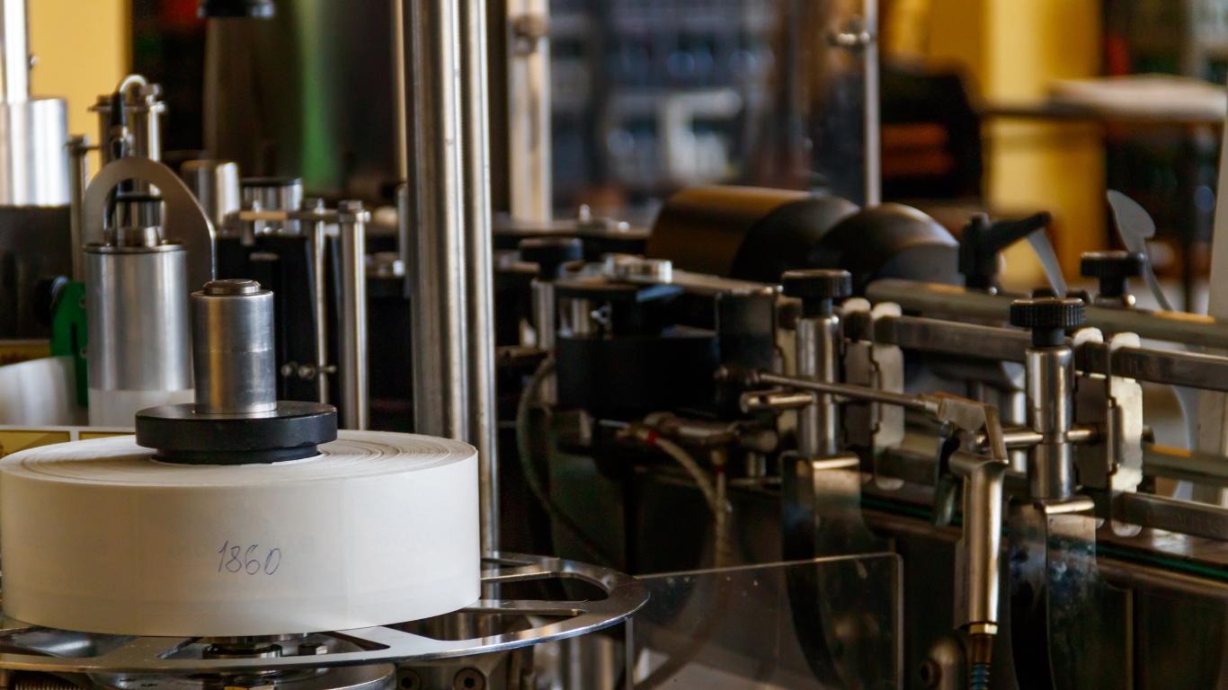 Máy dán nhãn bán tự động chai tròn: Giải pháp chuyển đổi tối ưu cho Startup và SMEs 1 Ưu điểm cốt lõi của máy bán tự động