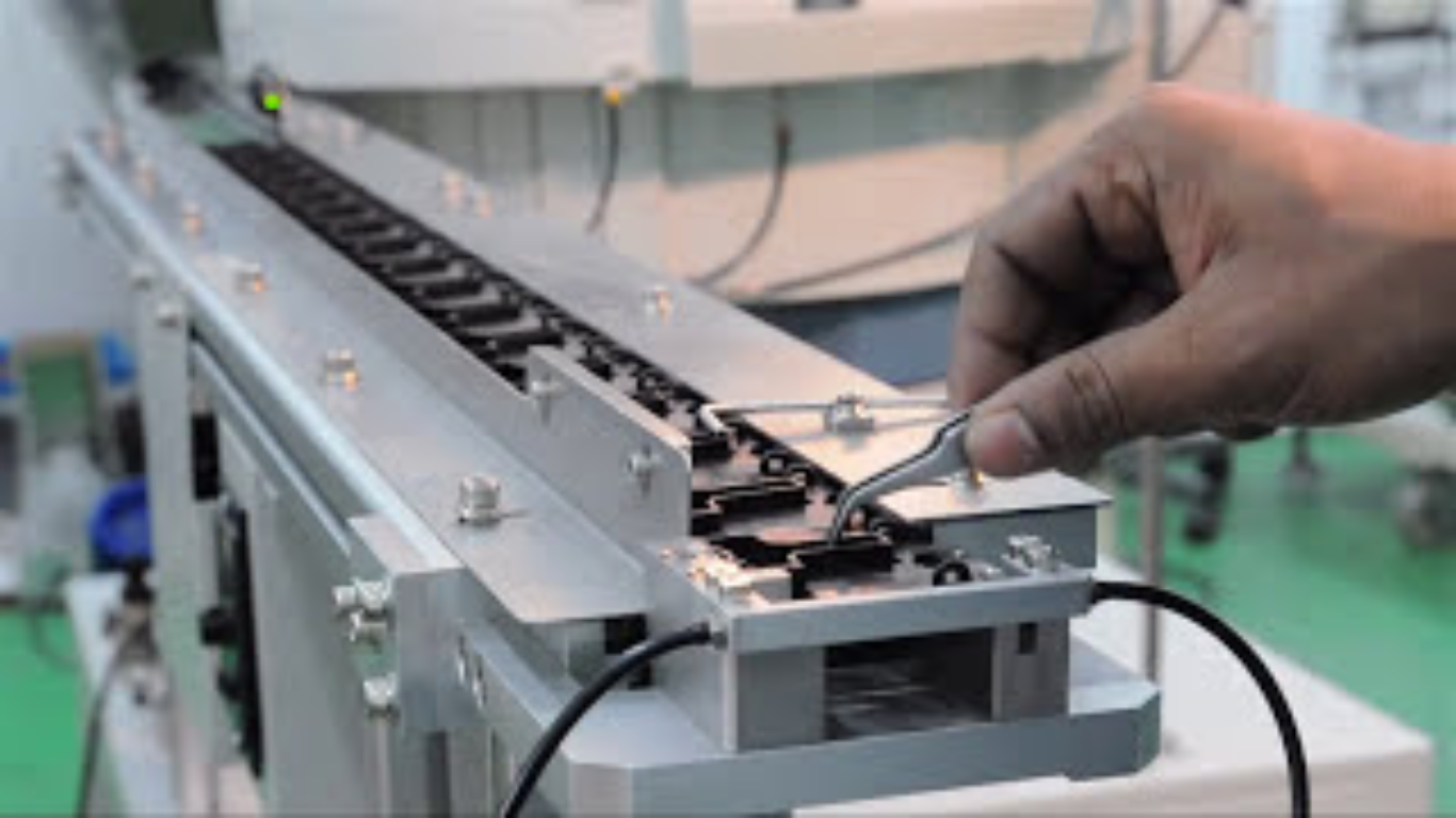 Máy cấp liệu linh hoạt: Giải pháp cho sản xuất đa dạng mẫu mã 3 Tiêu chí lựa chọn và tích hợp Robot tối ưu