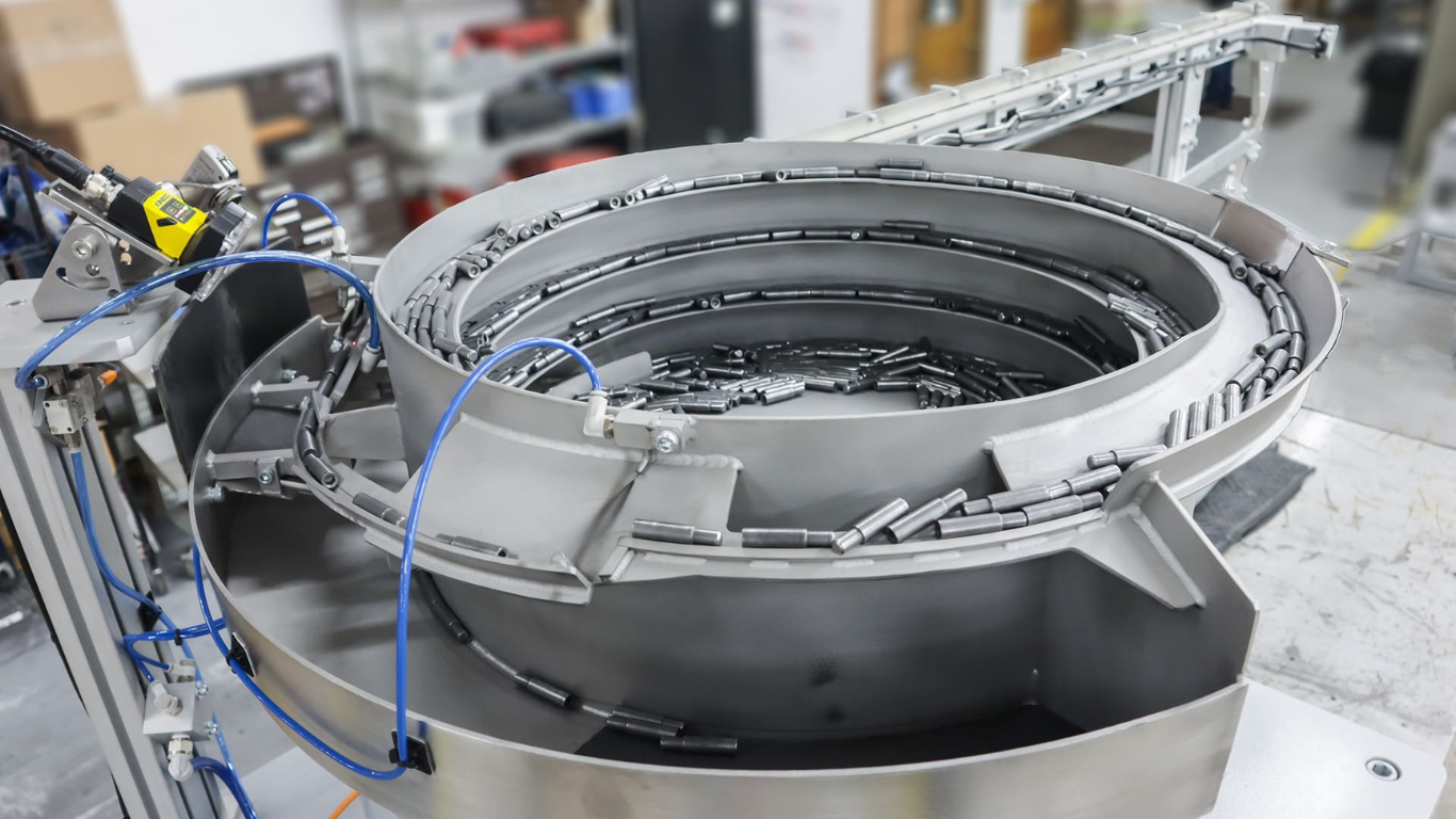 Cấp liệu tự động cho chi tiết nhựa: Giải pháp cho vấn đề tĩnh điện và trầy xước 3 Xử lý vấn đề tĩnh điện và bảo vệ bề mặt