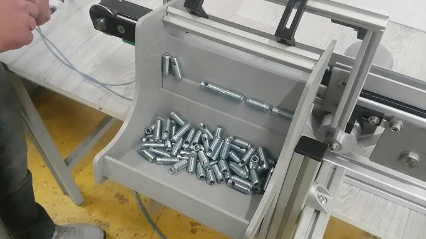 Cách bảo trì máy cấp liệu bậc thang: Checklist cho hiệu suất ổn định 24/7 2 Bảo trì hàng tuần/tháng: Hệ thống cơ khí và truyền động