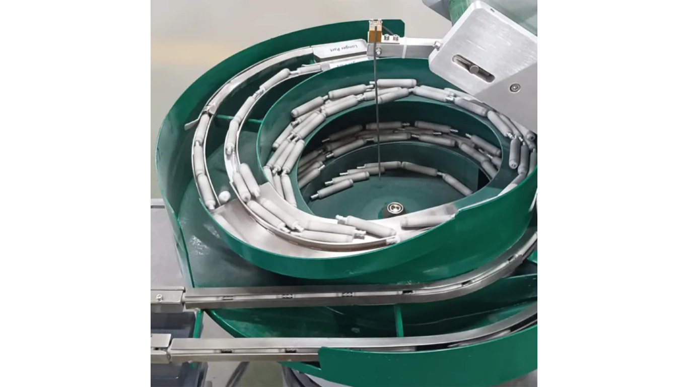 Giải pháp cấp phôi cho chi tiết nhựa: Xử lý tĩnh điện và chống trầy xước 100% 2 Bảo vệ bề mặt chống trầy xước