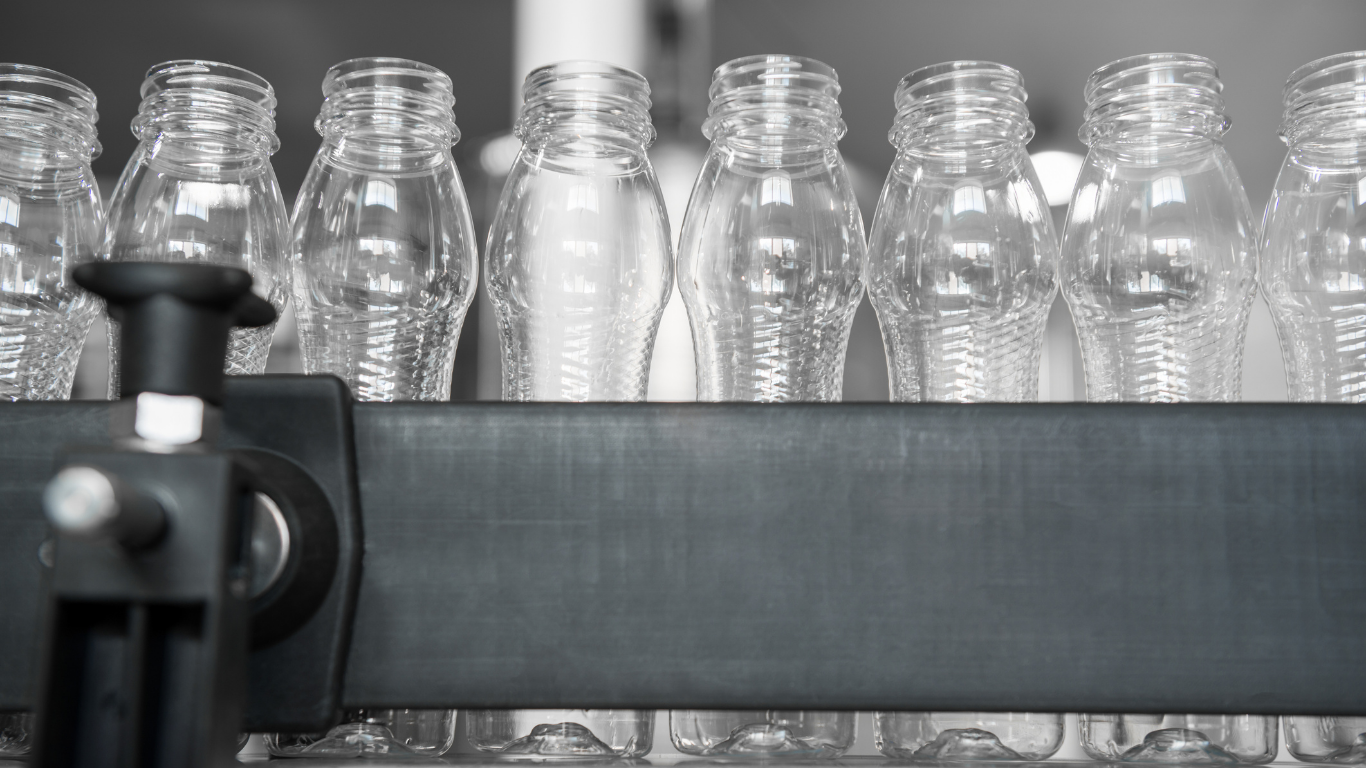 Máy dán nhãn chai nhựa: Giải pháp tinh chỉnh cho vật liệu đặc thù 2 Các công nghệ và mô hình máy dán nhãn chai nhựa phổ biến