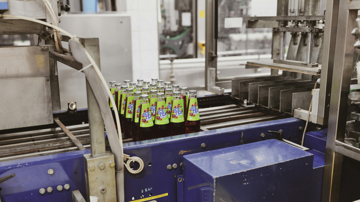 Máy dán nhãn chai dẹt: Bí quyết dán nhãn 100% thẳng hàng cho chai mỹ phẩm & dầu gội 2 Cơ chế dán nhãn và căn chỉnh độ chính xác