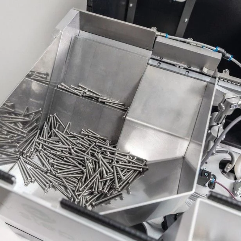 Có nên dùng Step Feeder thay máy rung xoắn ốc không