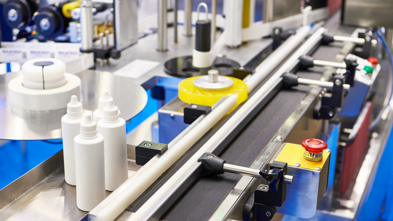 Máy dán nhãn chai dẹt: Bí quyết dán nhãn 100% thẳng hàng cho chai mỹ phẩm & dầu gội 1 Công nghệ định vị sản phẩm