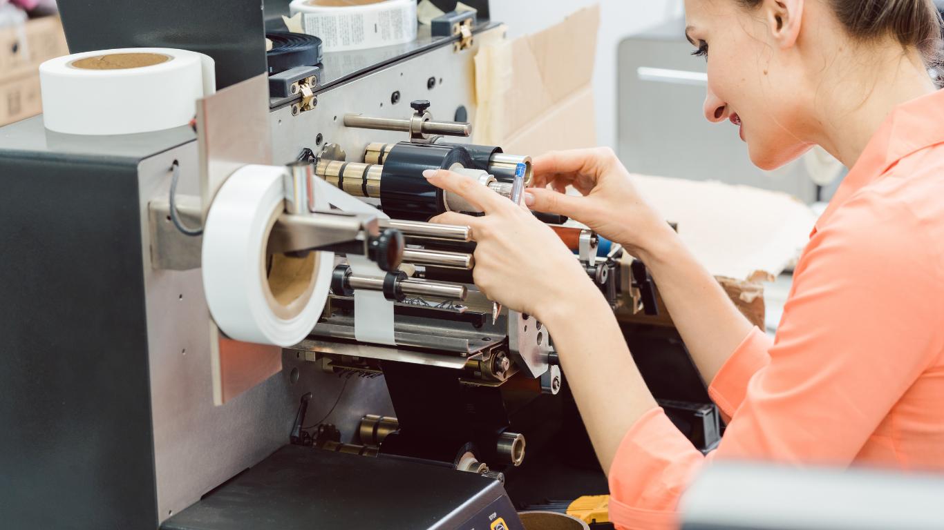 Hướng dẫn sử dụng máy dán nhãn từ A đến Z: 7 bước tối ưu năng suất 100% 1 Giai đoạn chuẩn bị: Cài đặt nguyên liệu và sản phẩm