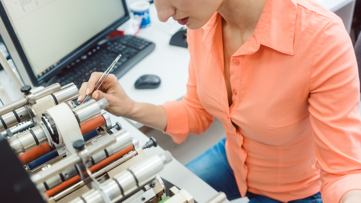 Hướng dẫn sử dụng máy dán nhãn từ A đến Z: 7 bước tối ưu năng suất 100% 2 Giai đoạn vận hành cơ bản