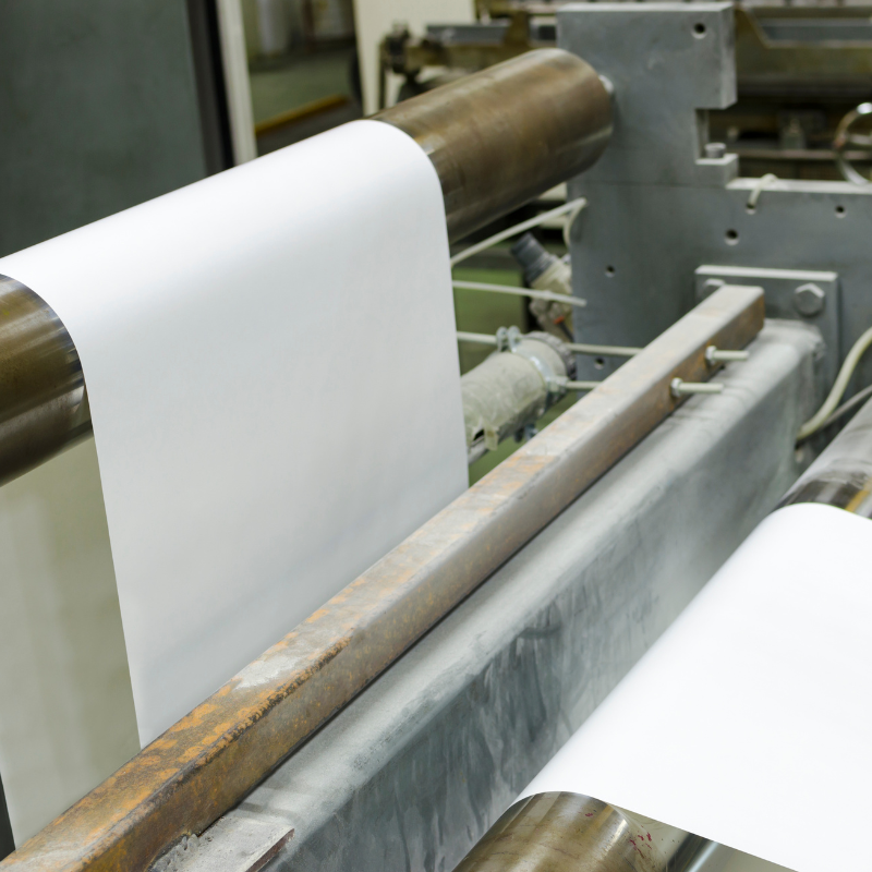 Máy dán nhãn giấy: So sánh công nghệ Decal tự dính và keo ướt để tối ưu chi phí 2 Máy dán nhãn giấy