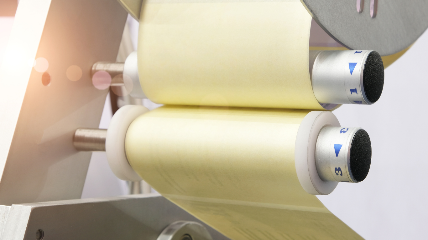 Máy dán nhãn cuộn là gì? Giải pháp hoàn hảo dán nhãn 360 độ cho chai lọ tròn 2 Phân loại máy dán nhãn cuộn theo công nghệ và tốc độ