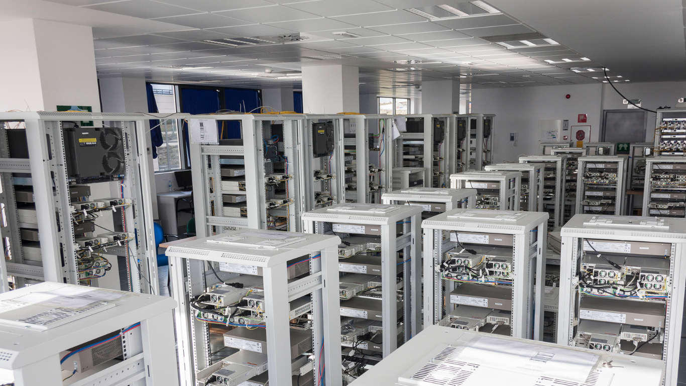 Step Feeder cho chi tiết ô tô: Giải pháp hoàn hảo cho linh kiện nặng và nhạy cảm 2 Ứng dụng thực tế của Step Feeder trong sản xuất ô tô