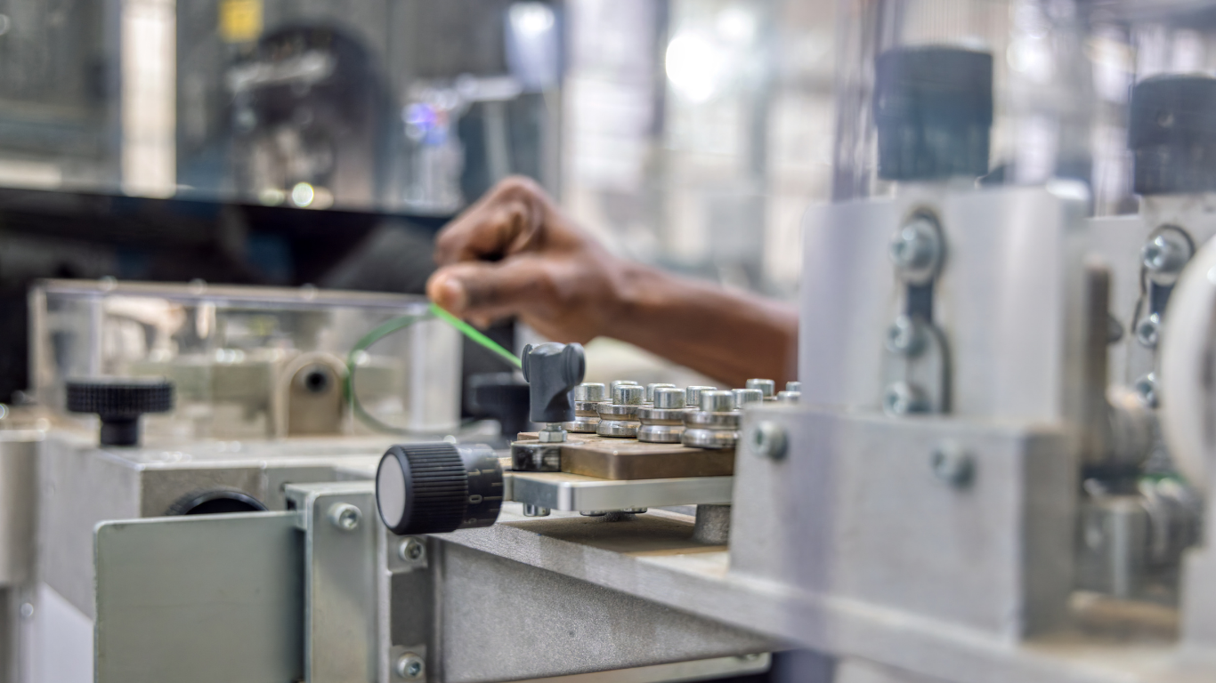 Máy lắp ráp đầu nối: Đạt độ chính xác Micron và kiểm soát lực ép 100% 2 Yếu tố nền tảng: Cấp phôi ổn định và sạch