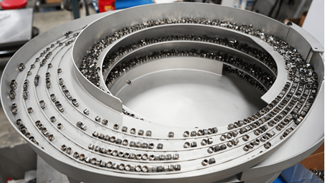 Bộ phận tách phôi máy rung: Cấu tạo, nguyên lý và giải pháp chống kẹt phôi 2 Các cơ chế tách phôi phổ biến hiện nay