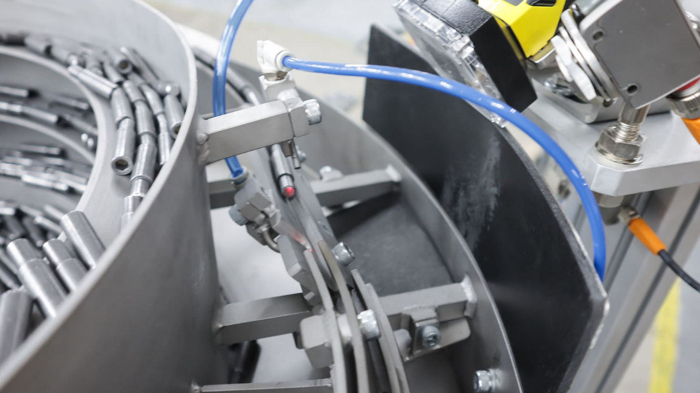 Máy cấp liệu rung tốc độ cao: 4 yếu tố kỹ thuật đột phá năng suất vượt 300 CPM 2 Các yếu tố kỹ thuật quyết định tốc độ cấp liệu