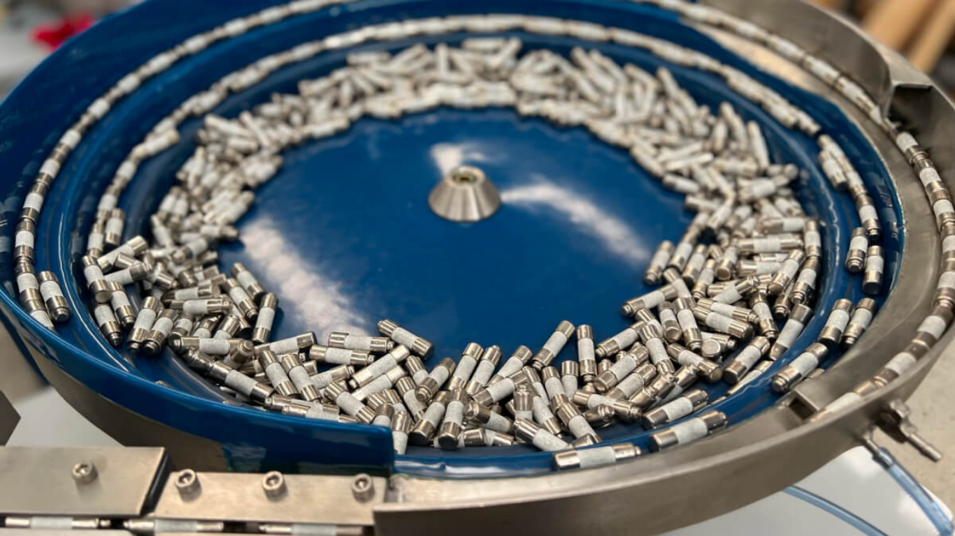 Khi nào nên dùng máy cấp liệu rung? 5 dấu hiệu doanh nghiệp cần đầu tư 1 Khi chi tiết có hình dạng phức tạp, cần định hướng 100%