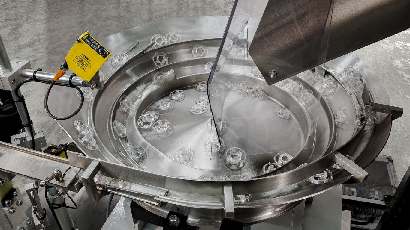 Hiện tượng đảo phôi ngược trong mâm rung: Nguyên nhân và 5 giải pháp khắc phục Tooling 3 Lắp đặt bẫy đảo ngược hậu kỳ