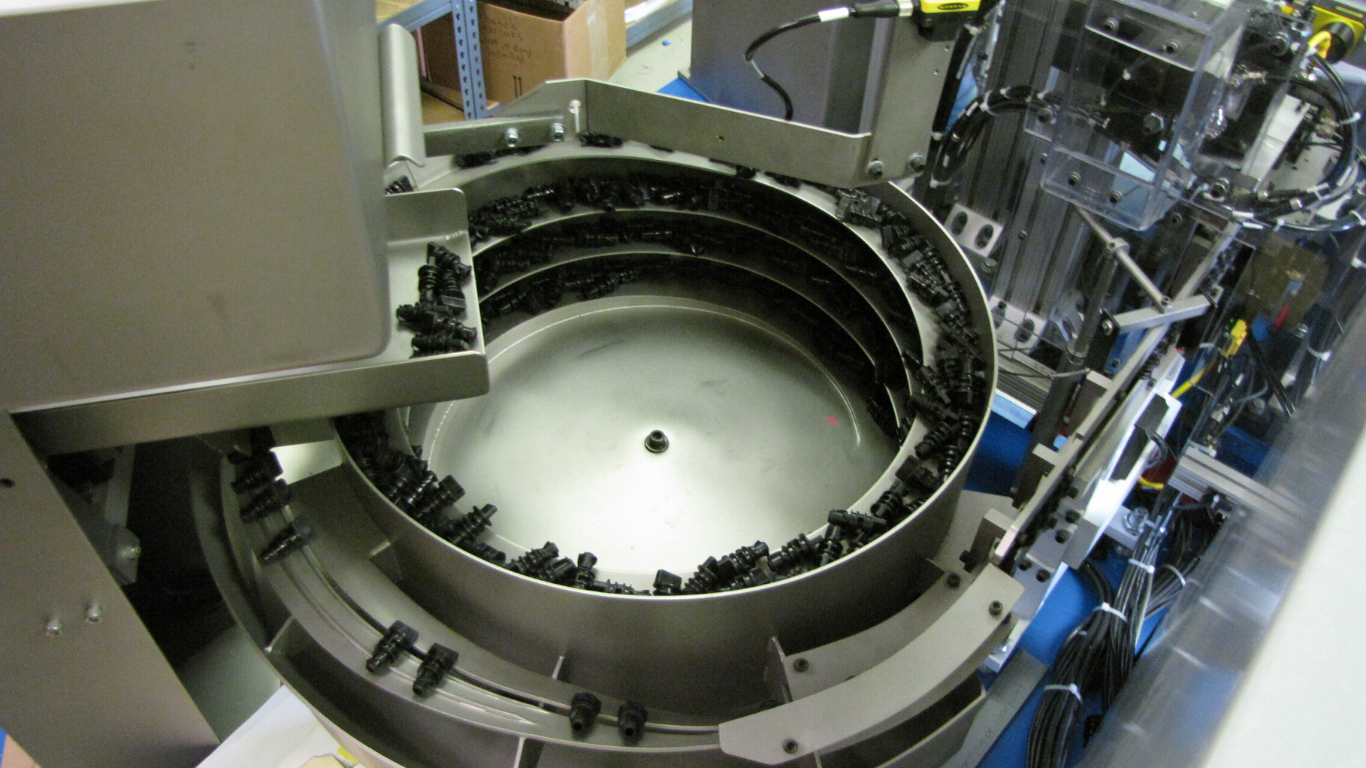 Máy cấp liệu rung và máy cấp liệu linh hoạt: Cuộc chiến cấp phôi thế hệ mới 1 Máy cấp liệu rung (Vibratory Feeder)