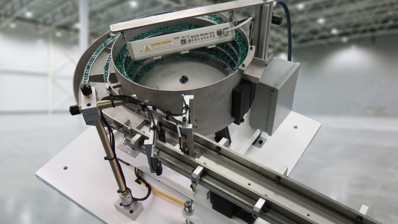 So sánh máy cấp liệu rung và băng tải: Lựa chọn tối ưu cho tự động hóa sản xuất 1 Máy cấp liệu rung (Vibratory Feeder/Bowl Feeder)