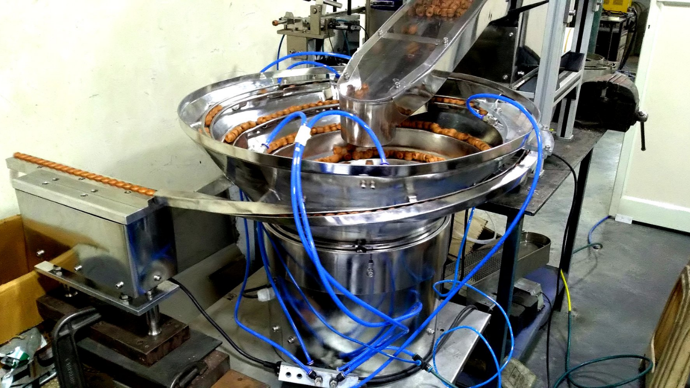 Máy cấp liệu rung giá rẻ: 5 rủi ro và kinh nghiệm lựa chọn thông minh 1 Máy cấp liệu rung giá rẻ