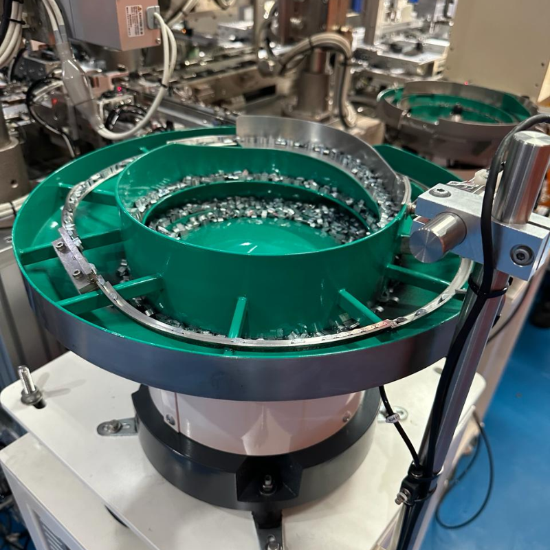 Máy cấp liệu rung kích thước lớn: Giải pháp cho linh kiện hạng nặng 4 Máy cấp liệu rung kích thước lớn