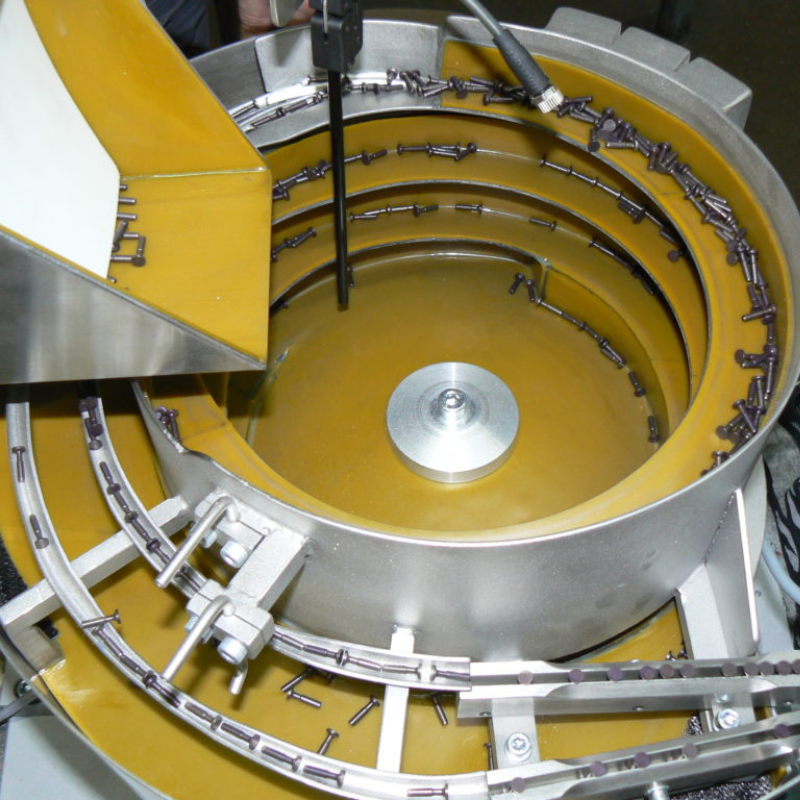 Máy cấp liệu rung và Cobots: Giải pháp lắp ráp tự động hóa linh hoạt 1 Máy cấp liệu rung và Cobots