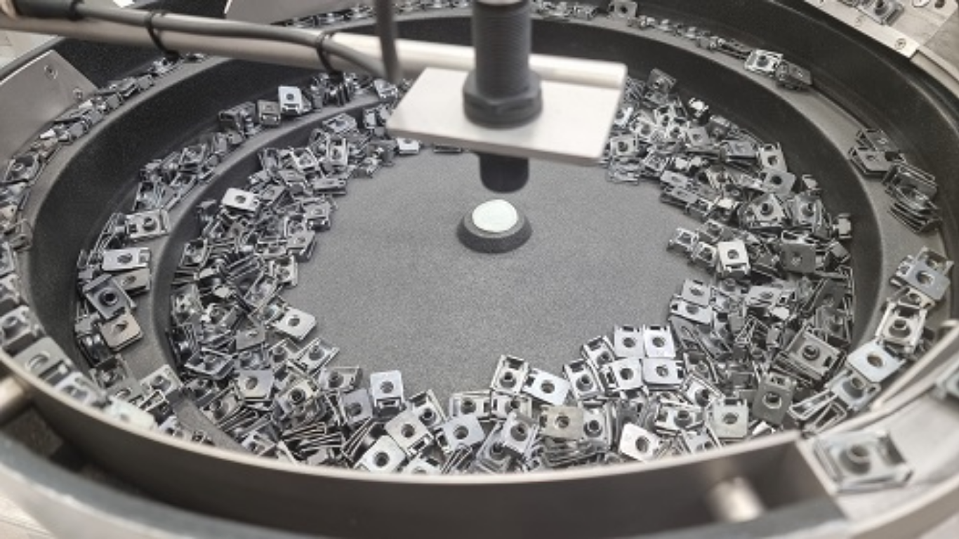 Báo giá máy cấp liệu rung 2026: Các yếu tố ảnh hưởng và bảng giá tham khảo 2 Rủi ro khi mua máy cấp liệu rung "giá siêu rẻ"