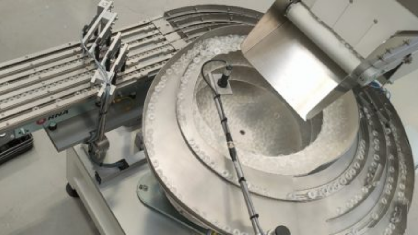 Máy cấp liệu rung giá rẻ: 5 rủi ro và kinh nghiệm lựa chọn thông minh 2 Rủi ro tiềm ẩn khi chọn máy cấp liệu giá rẻ