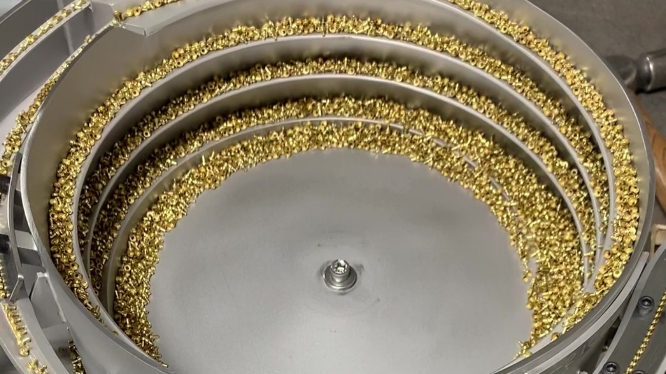 Máy cấp liệu cho chi tiết nhỏ: Tự động hóa siêu chính xác cho linh kiện Micro và Nano 2 Ứng dụng đa ngành của máy cấp liệu chi tiết nhỏ