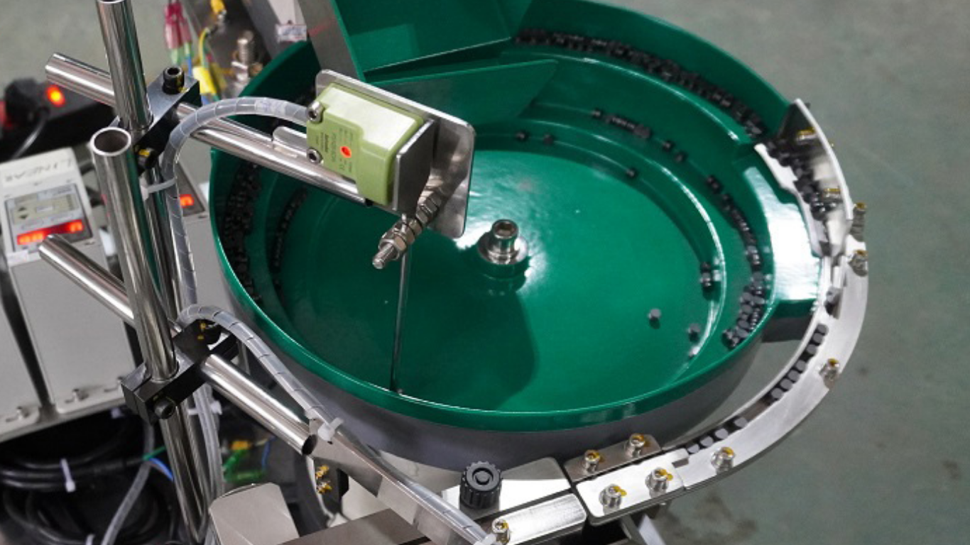 Máy cấp liệu rung cho Robot: Công nghệ tích hợp chính xác tuyệt đối 1 Yêu cầu kỹ thuật bắt buộc khi tích hợp với Robot