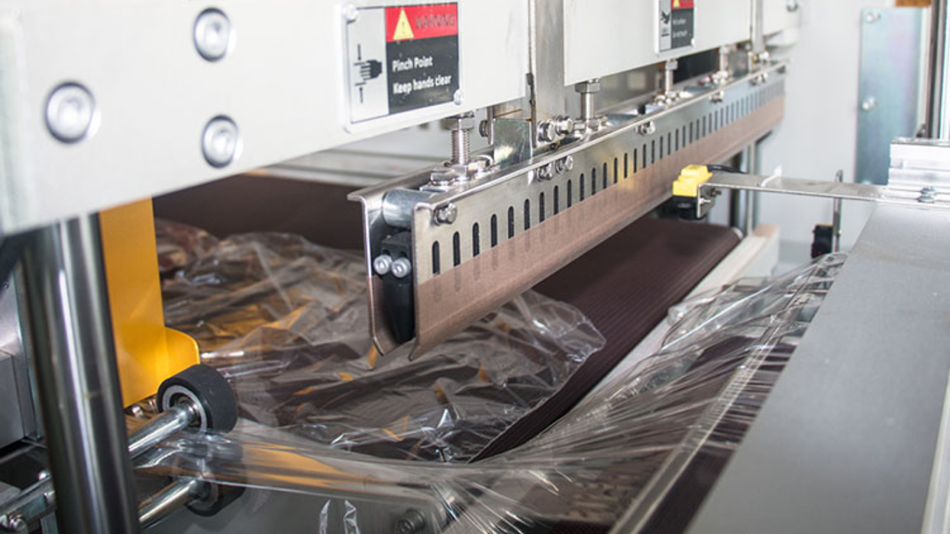 Máy đóng gói màng PE: Giải pháp bảo vệ sản phẩm toàn diện 2 Các dòng máy đóng gói màng PE phổ biến tại SWOER