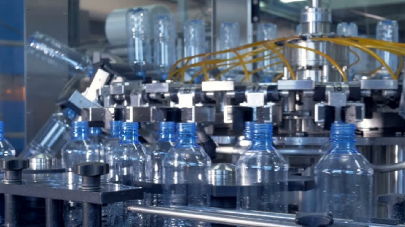 Máy dán nhãn chai nước suối tự động: Tốc độ cao, phẳng đẹp, không nhăn 1 Tại sao doanh nghiệp cần máy dán nhãn chai nước suối tự động?