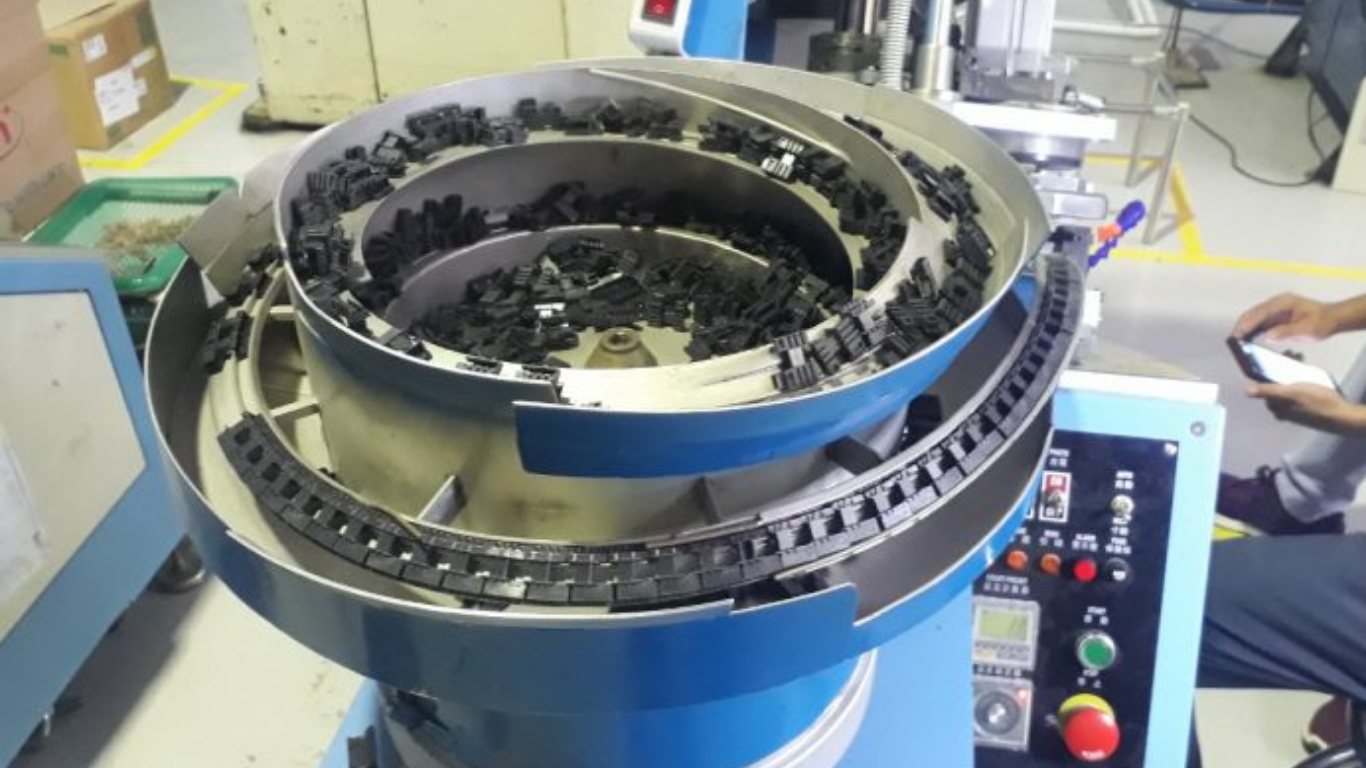 Lò xo lá bị gãy hoặc lỏng bu lông