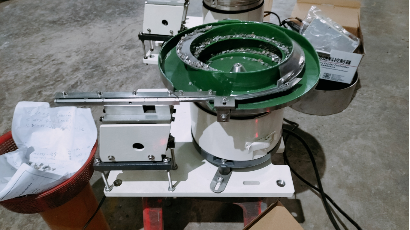 Cách điều chỉnh mâm rung cấp liệu: Hướng dẫn chi tiết từ kỹ sư 3 Lưu ý an toàn khi tự điều chỉnh mâm rung tại xưởng