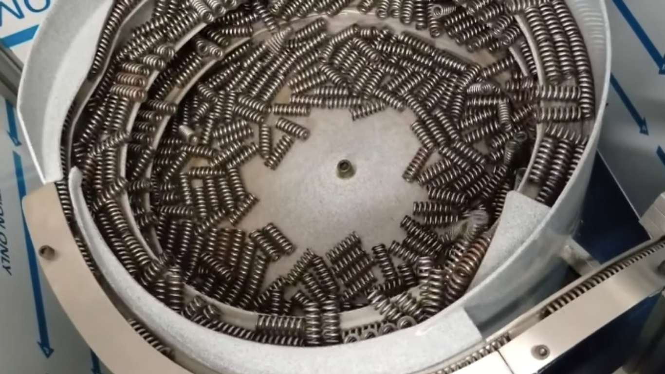 Bộ cấp phôi cho lò xo: Giải pháp chống rối & cấp liệu tốc độ cao 1 Những thách thức khi cấp liệu lò xo và cách SWOER khắc phục