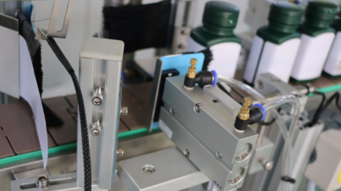 Máy đóng gói dán nhãn 3 mặt: Giải pháp hoàn thiện bao bì đẳng cấp 1 Tầm quan trọng của việc sử dụng máy dán nhãn 3 mặt