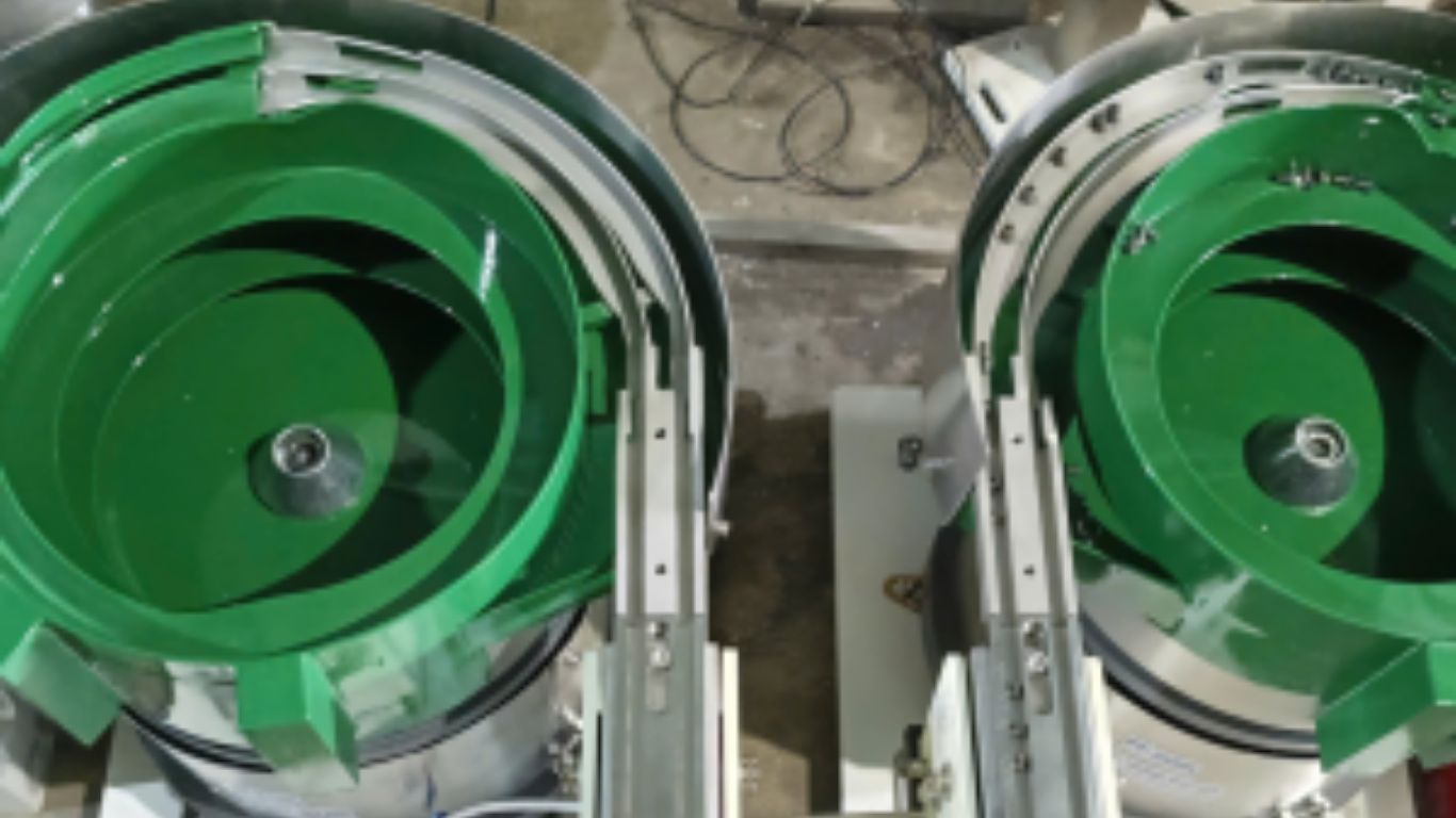 Cấu tạo đặc thù của mâm rung cấp liệu cúc bấm/khuy bấm 4 chi tiết