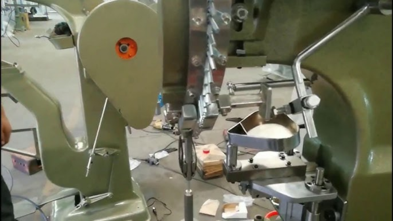 Máy tán đinh cầm tay: Linh hoạt, bền bỉ cho cơ khí chính xác 3 Hướng dẫn sử dụng máy tán đinh cầm tay an toàn nhất