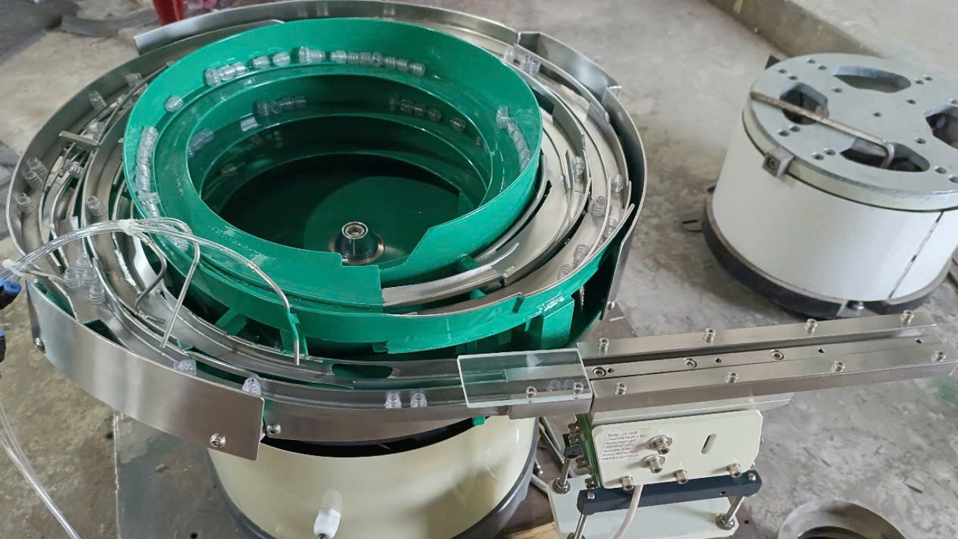 Những lưu ý khi vận hành mâm rung cấp liệu cúc bấm/khuy bấm 4 chi tiết