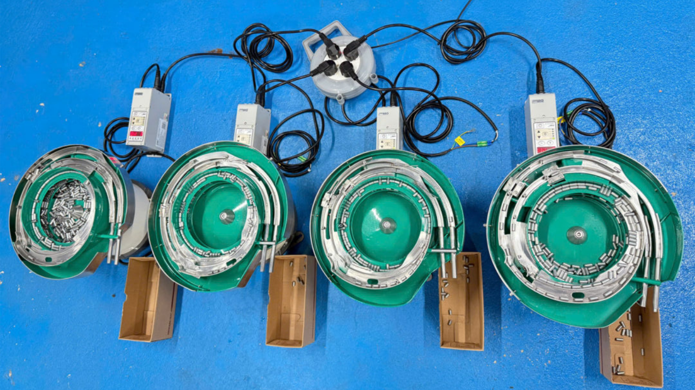 Phễu rung cấp phôi tự động: Giải pháp tối ưu nạp phôi cho nhà máy 1 Phễu rung cấp là gì và vai trò trong dây chuyền tự động hóa?